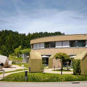 Bergkäserei Marbach mit Spielplatz und Vogelhäuschen