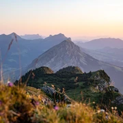 Der Blaue Tosse und die dahinterliegende Entlebucher Bergwelt im malerischen Abendlicht.