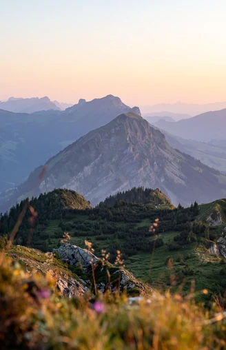 Der Blaue Tosse und die dahinterliegende Entlebucher Bergwelt im malerischen Abendlicht.