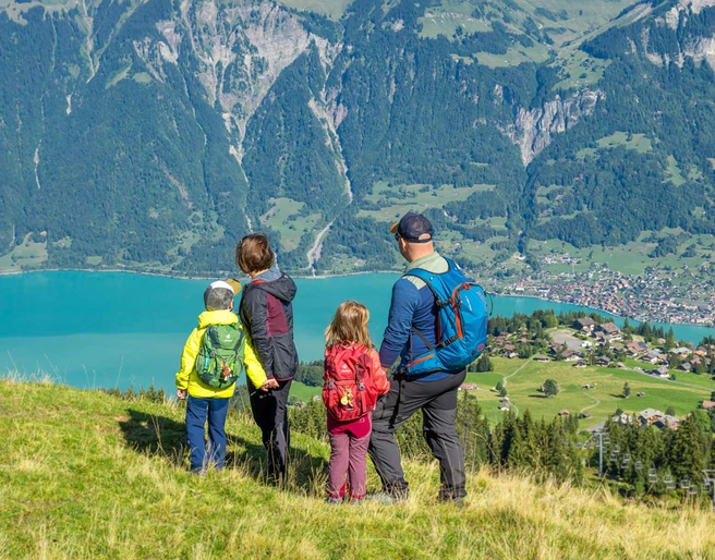 axalp-familie-kinder-wandern-sommer-aussicht-brienzersee.jpg