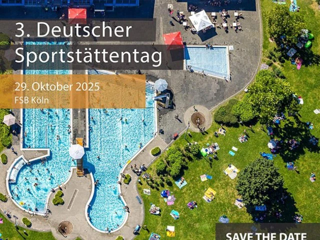 sportstaettentag_m15_mobile.jpg Ein Freibad mit vielen Besuchern auf grüner Wiese, Banner wirbt für den 3. Deutschen Sportstättentag.Poster announcing the 3rd German Sports Facility Day on 29 October 2025 at Koelnmesse