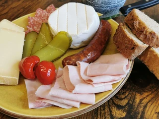 Produits de la région au Rüfenacht Bistro Teller mit verschiedenem Käse und Wurst Plate with various cheeses and sausagesAssiette de fromages et de charcuteries variés