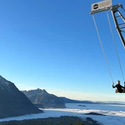 panoramaschaukel-aeschiried-frau--nebelmeer.jpg