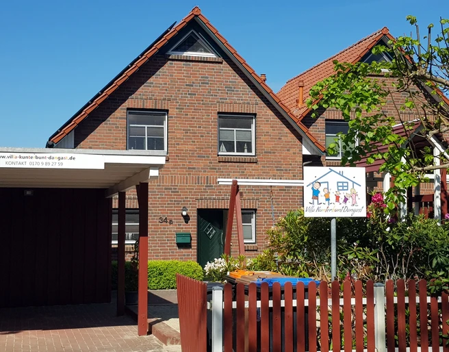 Villa Kunterbunt_Straßenseite.jpg