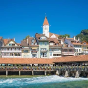 schleuse-thun-aare-sommer-haeuser-schlosskirche.jpg