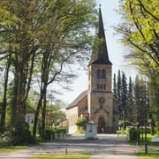 Blick durch die Eichenallee auf die evangelische Kirche Bad Driburgs..