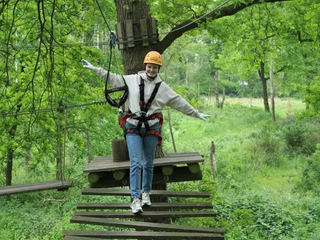 IMG_6608_klein.JPG Frau auf Klettererlement