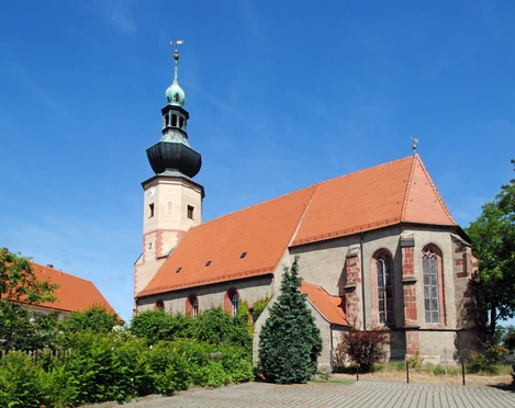 Stdatkirche Trebsen Auf dem Bild ist die Stadtkirche Trebsen von außen an einem sonnigen Tag zu sehen