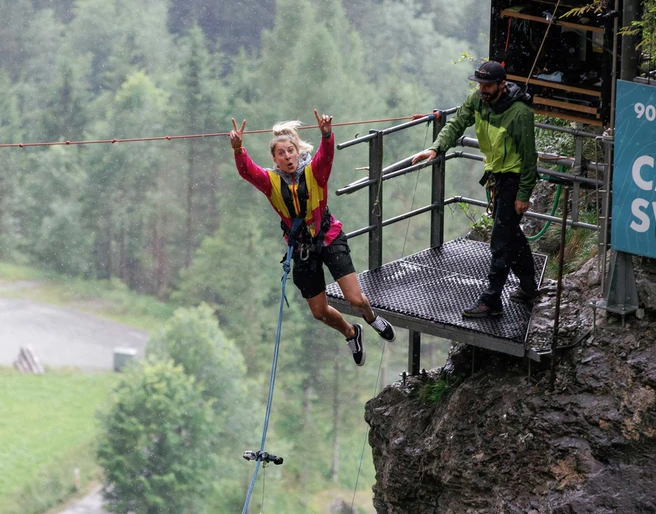 canyon-swing-grindelwald-frau-sprung-regentropfen.jpg