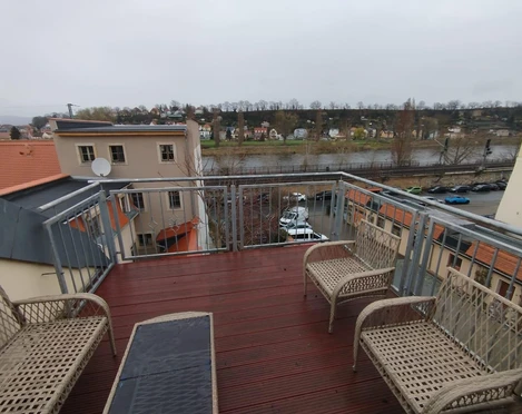 Balkon der Wohnung Elbflorenz mit Elbblick
