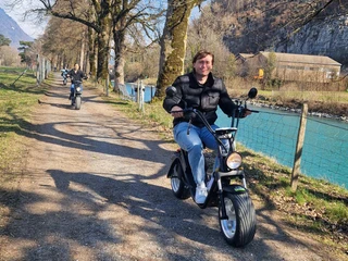 bee-scooter-interlaken-e-chopper-unterwegs-aare.jpg