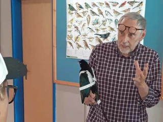 Insights into bird taxidermy Ein Präparator gibt Gruppen Einblicke in die Kunst der VogelpräparationA taxidermist gives groups an insight into the art of bird taxidermyUn taxidermiste donne aux groupes un aperçu de l'art de la préparation des oiseaux