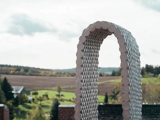 PurplePath_ Bogen_Leunora Salihu in der Gedenkstätte Hoheneck _ Stollberg _Werk_Foto_ Ernesto Uhlmann(1).jpg