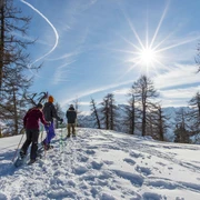 Sonne tanken auf den verschneiten Gipfeln