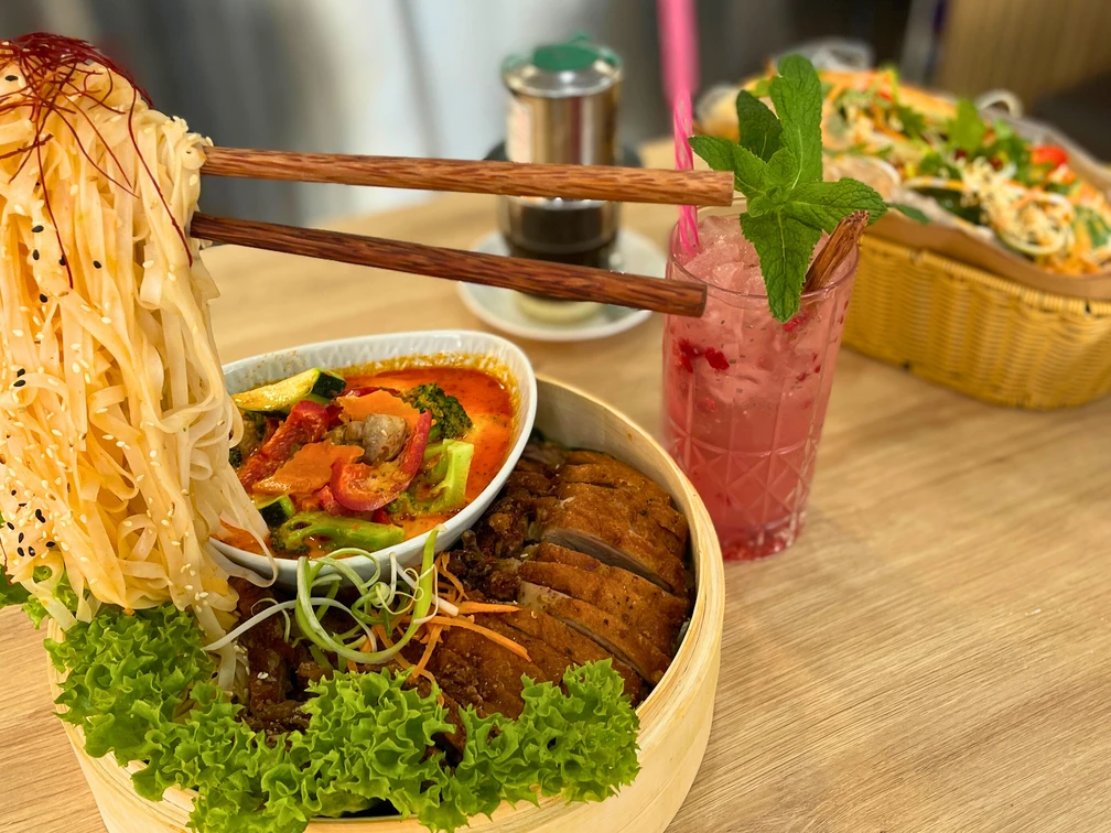 Bistro Bao  Ein kulinarisches Erlebnis mit asiatischen Spezialitäten, frischem Salat und einem erfrischenden Getränk.