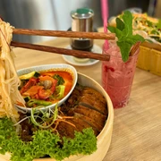 Bistro Bao  Ein kulinarisches Erlebnis mit asiatischen Spezialitäten, frischem Salat und einem erfrischenden Getränk.