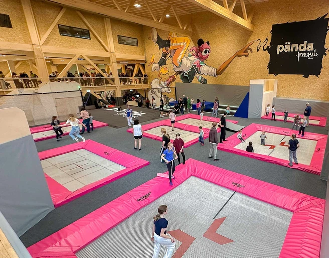 paenda-freestylehalle-gaeste-trampolin-areal.jpg