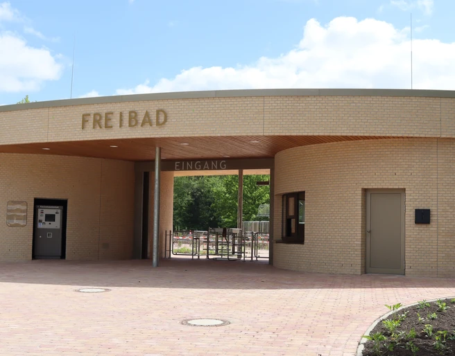 Freibad-Front 1.jpg