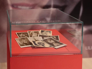 Dance Museum of the German Dance Archive Cologne It´s Me – Selbstinszenierung im Tanz: Ausstellungsinstallation; Detail: Fotopostkarten von Lilian Harvey, um 1930It's Me - Self-staging in dance: exhibition installation; detail: photo postcards by Lilian Harvey, around 1930