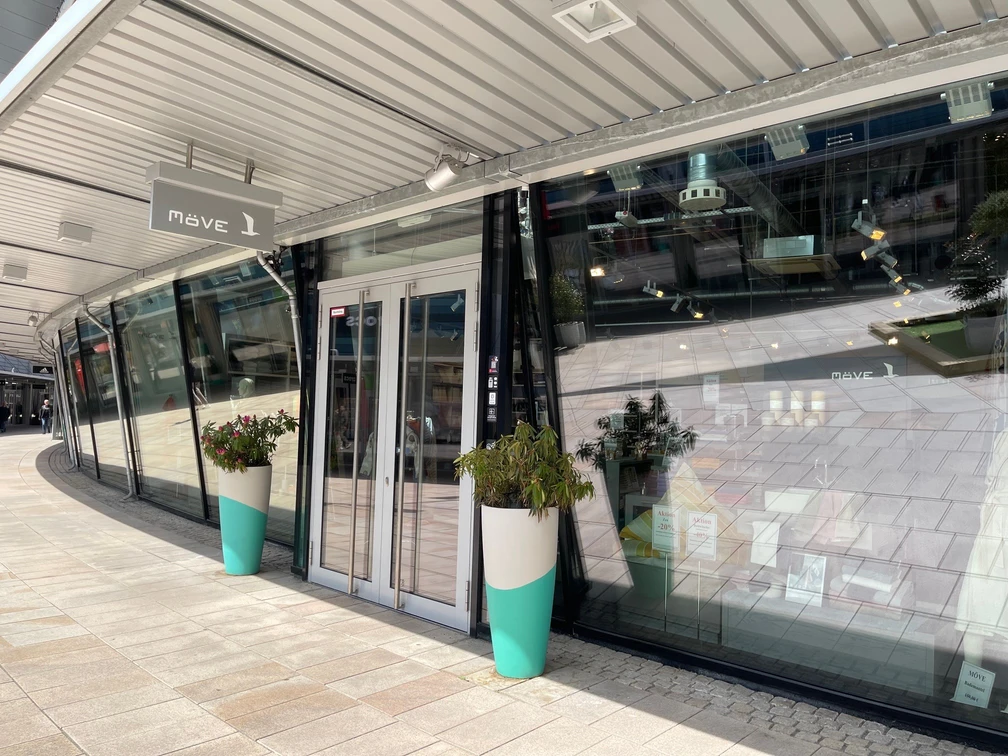 Möve 4.jpg Schaufenster und Eingang des Möve Outlet Stores