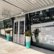 Möve 4.jpg Schaufenster und Eingang des Möve Outlet Stores