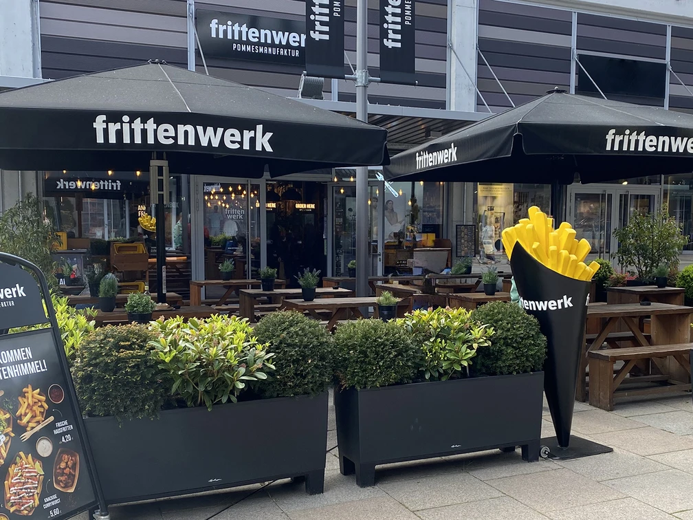 Frittenwerk_Aussenansicht.jpg Außenansicht Terrasse Frittenwerk