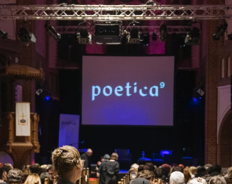Poetica Blick in einen gefüllten Hörsaal im Rahmen des Poetica Festivals.View of a packed lecture hall at the Poetica Festival.