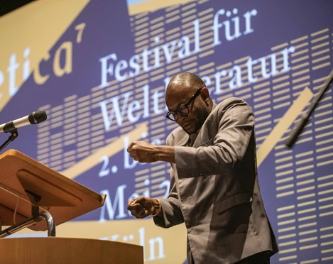 Fiston Mwanza Mujila at the Poetica Emotionaler Vortrag eines Gedichts auf der Bühne im Rahmen der Poetica.Emotional performance of a poem on stage as part of Poetica.