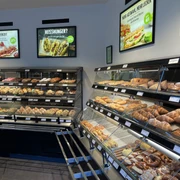 Blick auf die Brötchenauswahl Blick auf das Thekenangebot von BackWerk