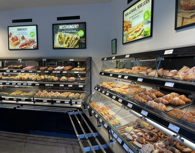Blick auf die Brötchenauswahl Blick auf das Thekenangebot von BackWerk