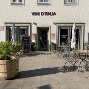 Außenansicht vom Vini d`Italia am Morgen, vor Öffnung Außenansicht vom Vini d`Italia am Morgen, vor Öffnung.