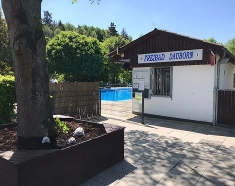 Freibad Dauborn-Eingangsbereich