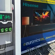 eBike Ladesäule am euronicsXXL Johann+Wittmer in Ratingen E-Bike Ladestation mit vier Steckplätzen vor einem Euronics-Geschäft in Ratingen.