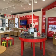 Innenansicht.JPG Verkaufsraum des Vodafone Shops Wolfsburg