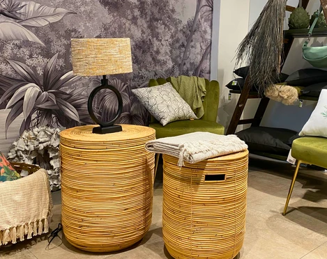 mooi Grüne Sessel, Körbe, stilvolle Lampe und verschiedene Accessoires