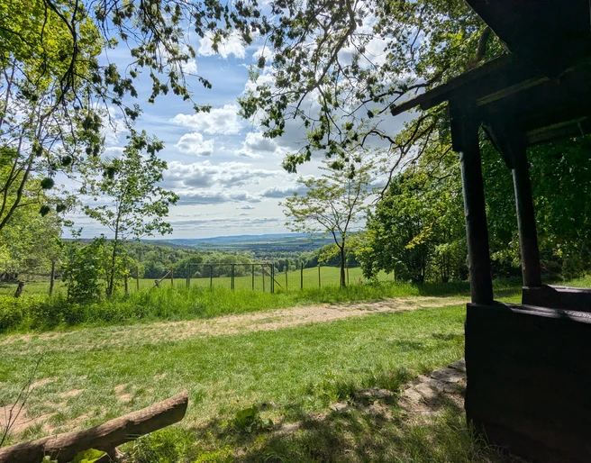 1Hamburger Hütte  Die Schutzhütte befindet sich am Waldrand, beim Waldgehege an der Hube.