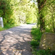 Infostele Onkel Stoot auf dem Märchenpfad im Kurpark am Greif in Salzgitter-Bad