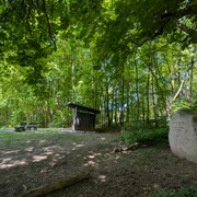 1Domeier Gedenkstein_Schutzhütte_Ausblick