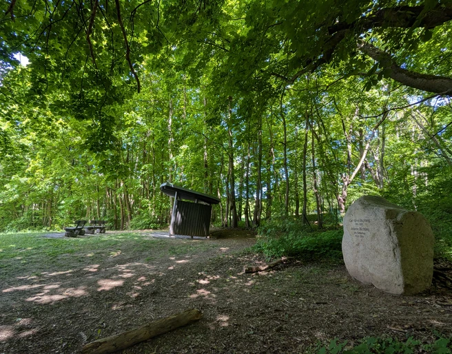 1Domeier Gedenkstein_Schutzhütte_Ausblick
