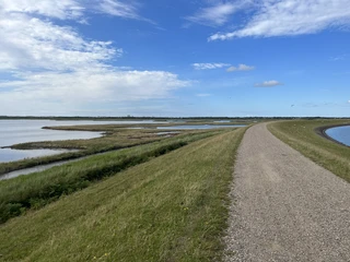 Fahrradweg auf dem Deich des Rantumbecken