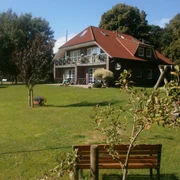 Ferienhaus am Hof mit Fewo Deichblick und Seewind und Hayenland (oben)_klein.JPG
