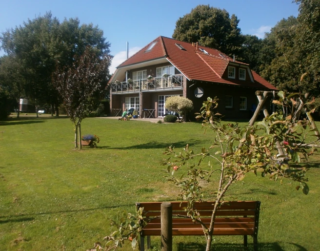 Ferienhaus am Hof mit Fewo Deichblick und Seewind und Hayenland (oben)_klein.JPG