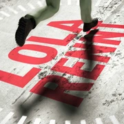 Lola rennt (c) DAS DA Theater.jpg Laufende Beine auf grauem Untergrund mit rotem Schriftzug "LOLA RENNT".