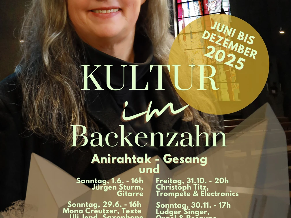 Plakat bewirbt das Kulturprogramm "Kultur im Backenzahn" mit der Sängerin Anirahtak. Die Veranstaltungstermine reichen von Juni bis Dezember 2025, dargestellt vor dem Hintergrund eines Kircheninnenraums.