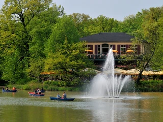 Gondeln auf dem Carolasee mit Carolaschlösschen im Großen Garten Dresden