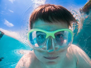 Achern_Freibad tauchendes Kind