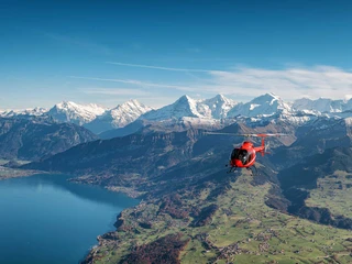 mountain-flyers-belsp-helikopter-ueber-spiez-thunersee-berneralpen.jpg