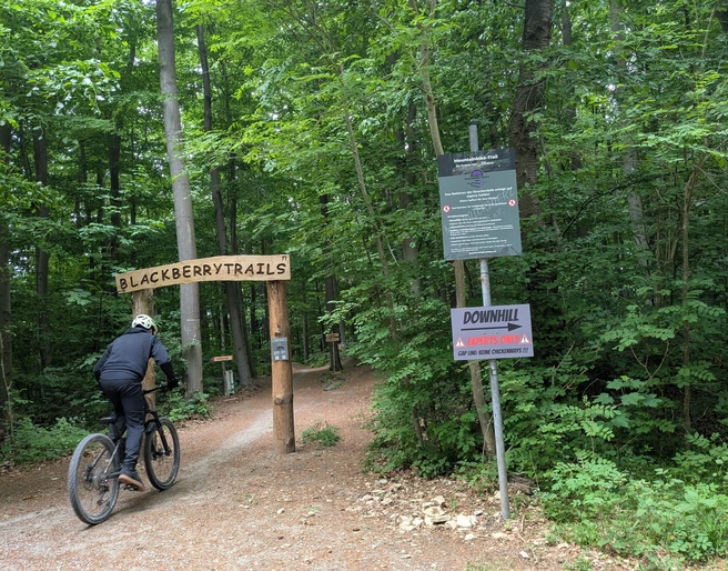 1Blackberry Trails Blackberry Trails am Startpunkt auf der Hube