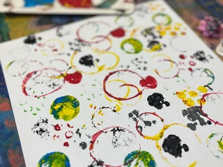 re:create Upcycling Bild Bunte Kreise und Kleckse auf Leinwand, abstrakte Kunst mit lebendigen Farben, verspieltes Design.Colorful circles and blobs on canvas, abstract art with vibrant colors, playful design.