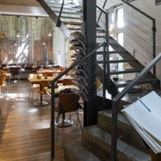 Christoph Pauls Restaurant Innenansicht eines eleganten Restaurants mit stilvollen Holzmöbeln und moderner Dekoration.Interior view of an elegant restaurant with stylish wooden furniture and modern decoration.